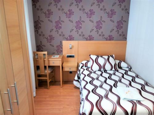 Single Room image 6