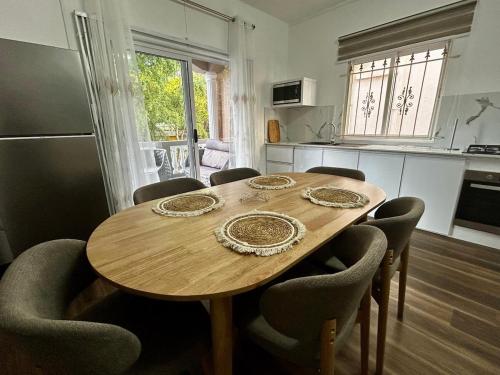 Serenity 3 bedroom apartment 100m from beach in ปวงต์ โอ ปิมองต์