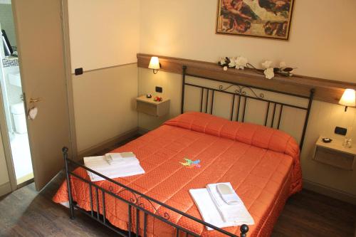 1 queen bed, 1 twin bed