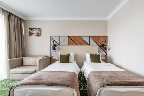 2 twin beds, 1 sofa bed