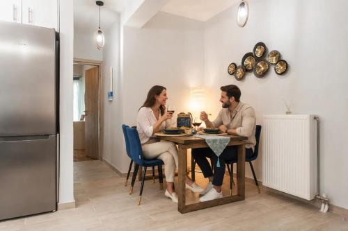 Lovely seaside apartment next to Starbucks opposite the beach park of Flisvos 4