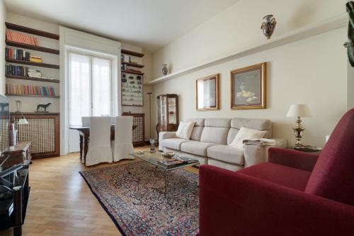 GuestHost - Enchanting Roomy Apartment in Milano