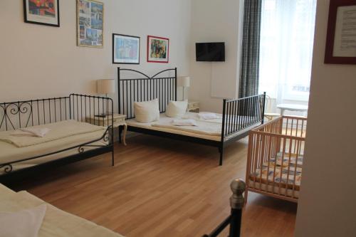 1 double bed, 2 twin beds