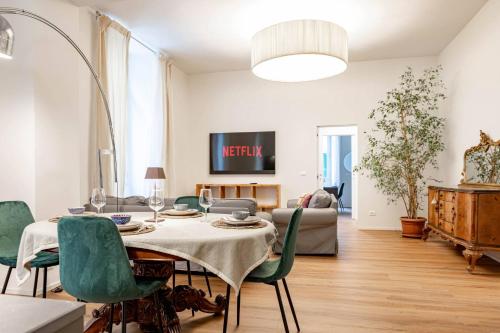H11 [The Queen's Apartment] Ariston - Centro