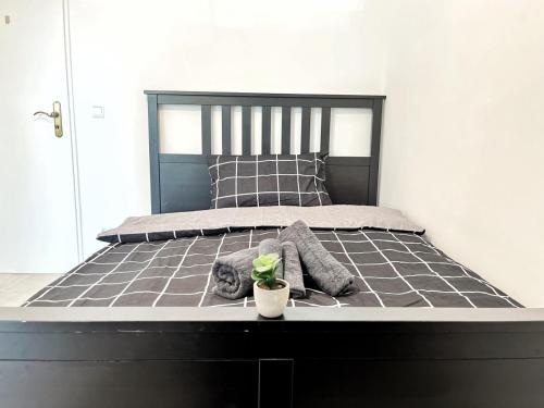 HolidayHome Apartments i Private Room with Balcony in Shared Apartment in Wedding