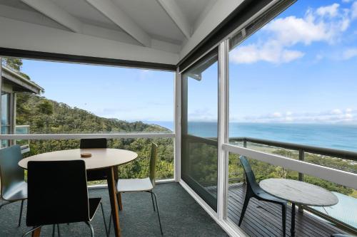 Chris's Beacon Point Restaurant & Villas 2