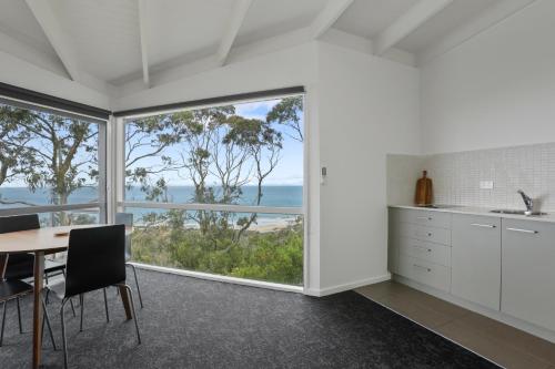 Chris's Beacon Point Restaurant & Villas 3
