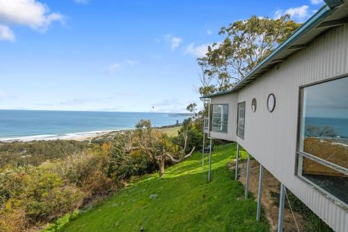 Chris's Beacon Point Restaurant & Villas 5