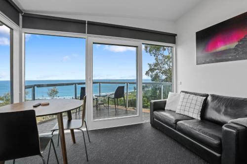 Chris's Beacon Point Restaurant & Villas 1