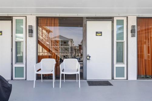 Wildwood Studio Condo with a Seasonal Pool | Unit 109 – Wildwood, NJ