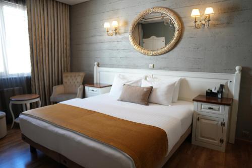 1 king bed, 1 twin bed