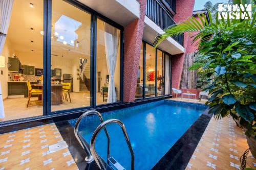StayVista at Casa Esmeraya with Pool & BBQ