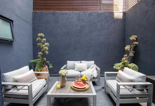 Home in La Condesa, 3 beds and 3 bathrooms, Sleeps 6