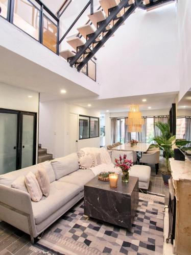Peace and Comfort, Spacious House for 16 plus Guests