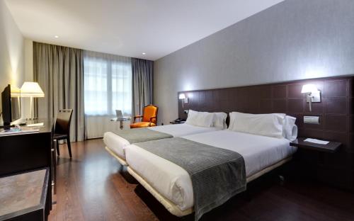 1 king bed, 2 twin beds