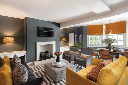 Central Apartment With Private Parking, Bath