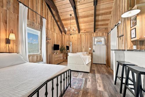 . Peaceful Creekside Tiny Cabin, Family Adventure Near Waterfalls