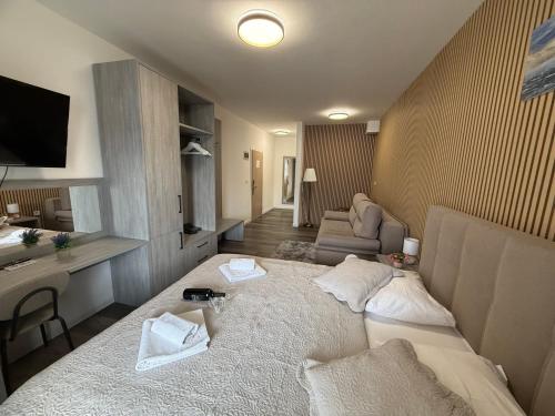 1 queen bed, 1 sofa bed