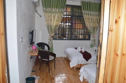 Twin Room image 10