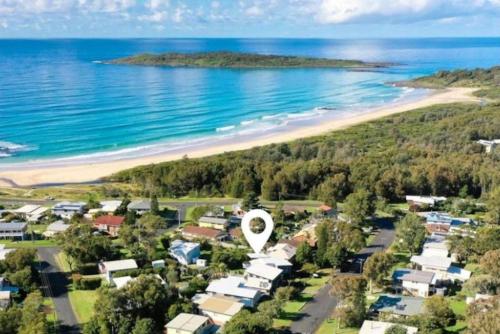 Beach, Lavish Home 4mins to the Beach Pet- Friendly House - Hosted by Canstay in Bawley Point