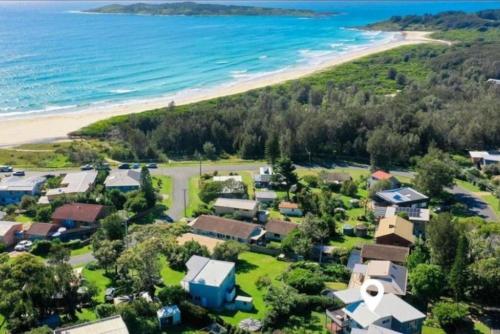 Beach, Lavish Home 4mins to the Beach Pet- Friendly House - Hosted by Canstay in Bawley Point