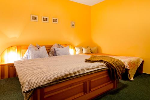 1 king bed, 1 twin bed