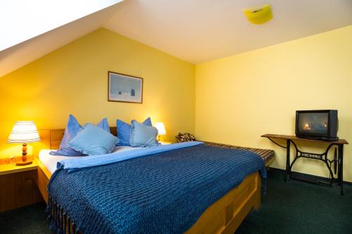1 king bed, 2 twin beds