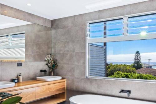 Bathroom, Lavish Home 4mins to the Beach Pet- Friendly House - Hosted by Canstay in Bawley Point