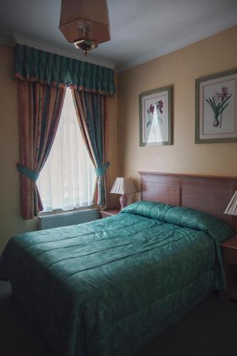 Her Majesty Hotel – London