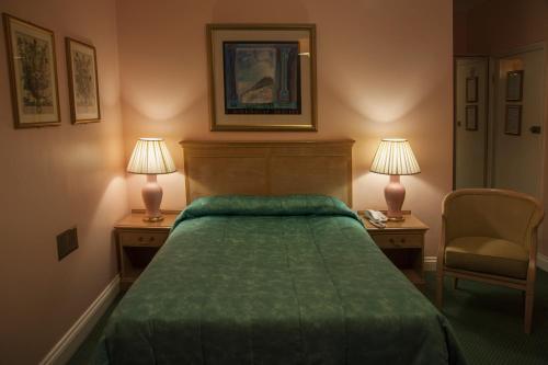 Her Majesty Hotel – London