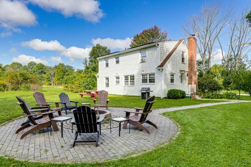 . Hampton 'Quiet Corner Cottage' w/ Fireplace & Yard