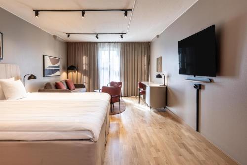 1 queen bed, 1 sofa bed