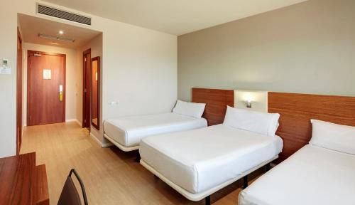 3 twin beds