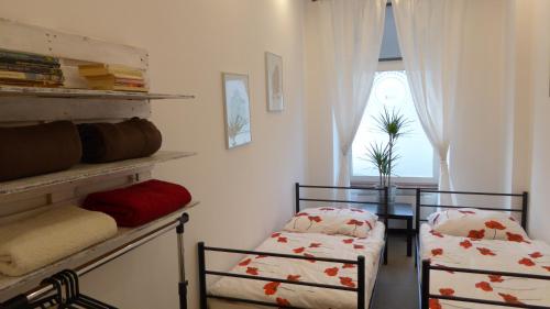 FlyFly Hostel , darmowy parking , rezerwuj przez urządzenia mobilne -10 procent – Wroclaw, VA