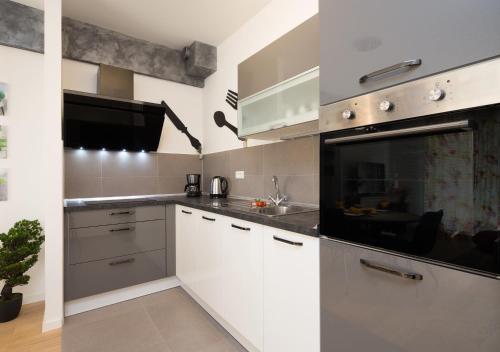 Bepo Apartment with Balcony - FREE PARKING, Split (foto 10)