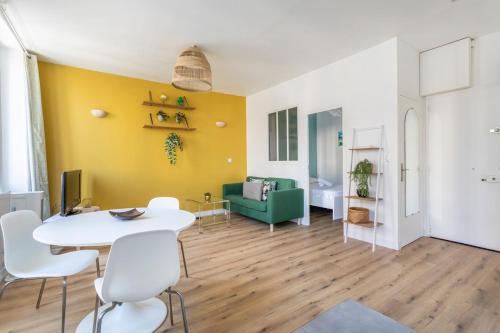 Bright & cozy one-bedroom apartment Close to Saint-Charles Station
