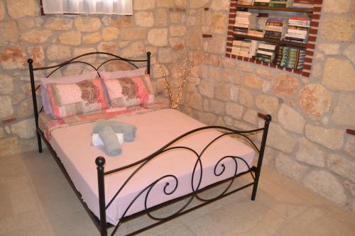 Artemis Stone House – Psakoudia, MO