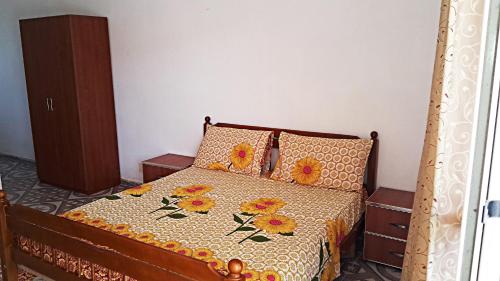 1 queen bed, 2 twin beds, 2 bunk beds