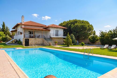 Villa John Dimeon Kato Achaia With Pool - Happy Rentals gîte à louer Stamatopoulaíika