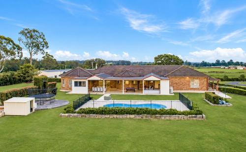 Mayfair Manor - Country Estate with Pool, Gym, Home Theatre, Fireplaces Sleeps 20 in Agnes Banks