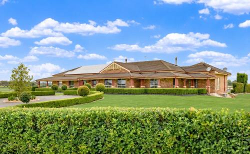Mayfair Manor - Country Estate with Pool, Gym, Home Theatre, Fireplaces Sleeps 20 in Agnes Banks