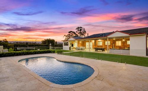 Mayfair Manor - Country Estate with Pool, Gym, Home Theatre, Fireplaces Sleeps 20 in Agnes Banks