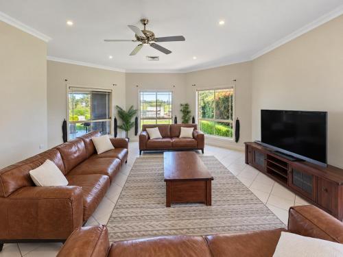 Mayfair Manor - Country Estate with Pool, Gym, Home Theatre, Fireplaces Sleeps 20 in Agnes Banks