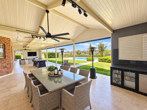 Mayfair Manor - Country Estate with Pool, Gym, Home Theatre, Fireplaces Sleeps 20 in Agnes Banks