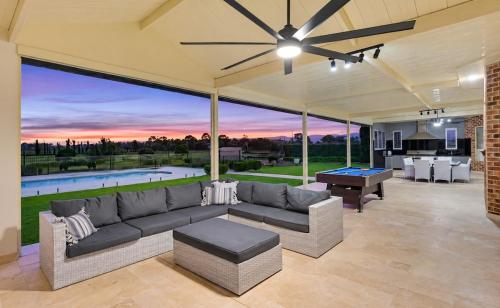 Mayfair Manor - Country Estate with Pool, Gym, Home Theatre, Fireplaces Sleeps 20 in Agnes Banks