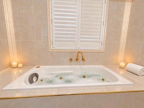 Mayfair Manor - Country Estate with Pool, Gym, Home Theatre, Fireplaces Sleeps 20 in Agnes Banks