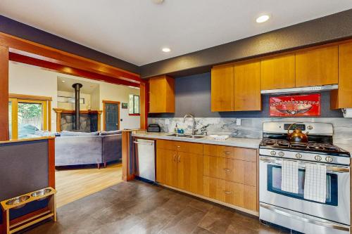 Little River Zen - Gardens BBQ & Pet Friendly in Little River (CA)