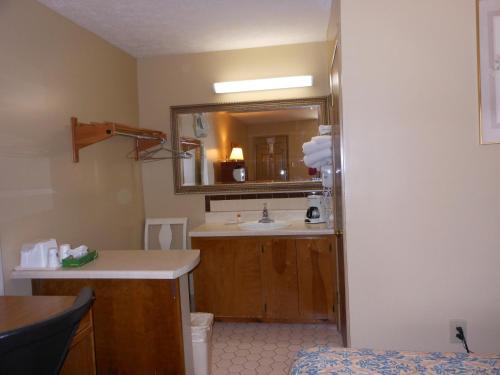 McClellan Inn - image 7