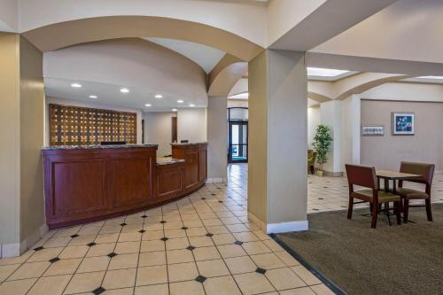 Lobi, La Quinta Inn & Suites by Wyndham New Haven in New Haven (CT)