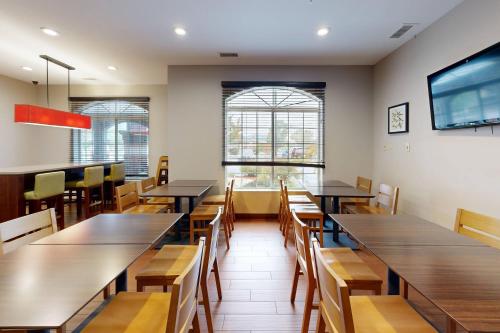 Makanan dan Minuman, Country Inn & Suites by Radisson, Michigan City, IN in Kota Michigan (IN)